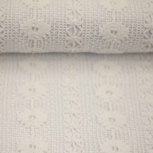 Image de tissu en dentelle blanc chaud à motif floral – disponible en ligne chez Šarlotes audumi