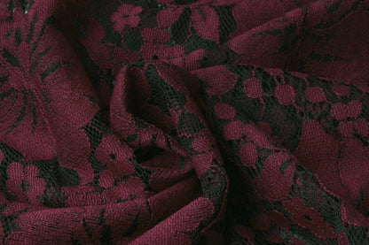 Image avec tissu en dentelle à fleurs rouge foncé 110 g/m² – disponible chez Šarlotes audumi