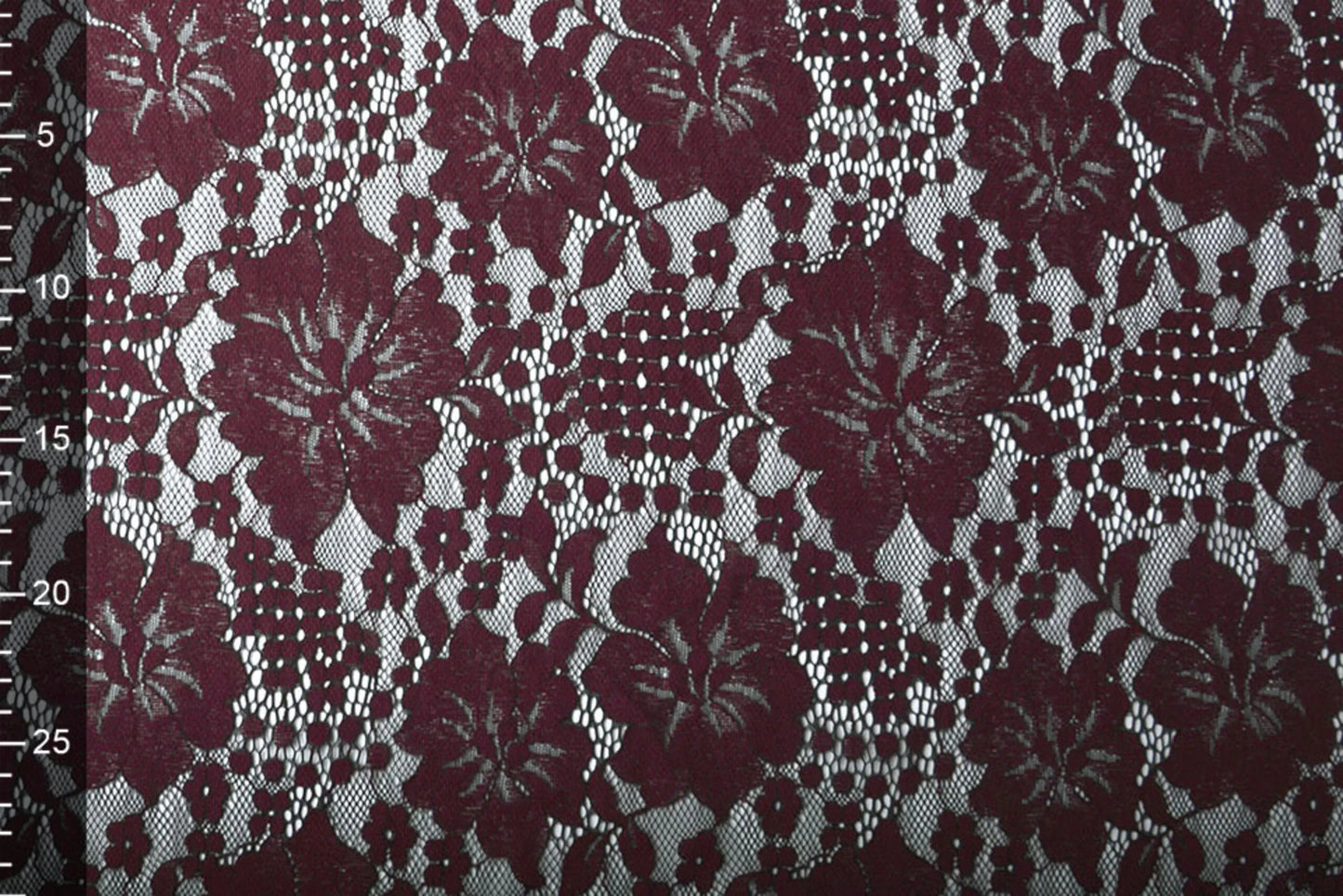 Image de tissu en dentelle - fleurs rouge foncé 110 g/m² – disponible chez Šarlotes audumi