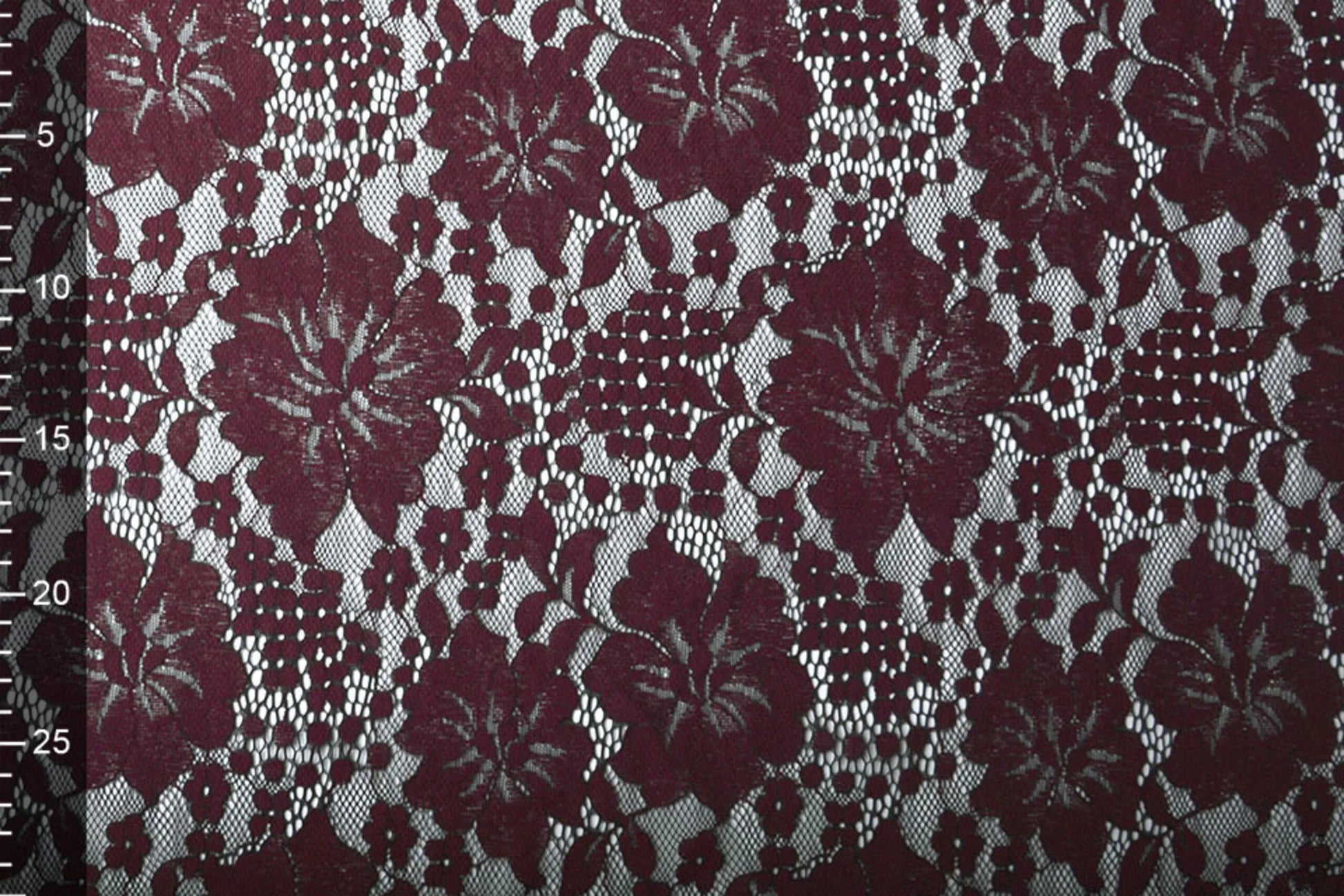 Image de tissu en dentelle - fleurs rouge foncé 110 g/m² – disponible chez Šarlotes audumi