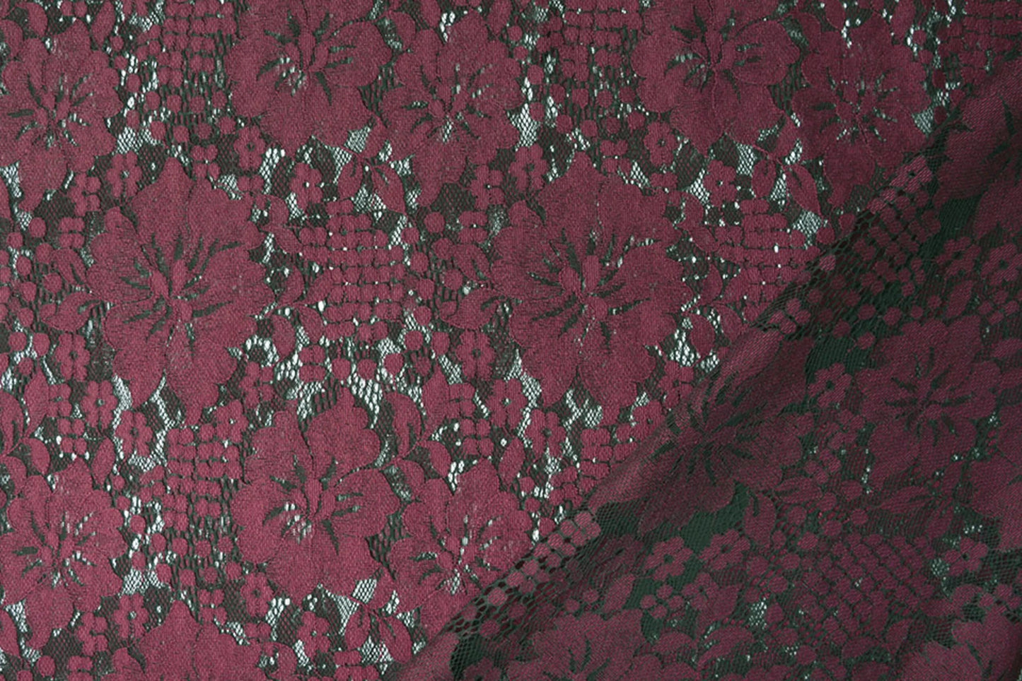 Image de tissu en dentelle à fleurs rouge foncé 110 g/m² – disponible chez Šarlotes audumi