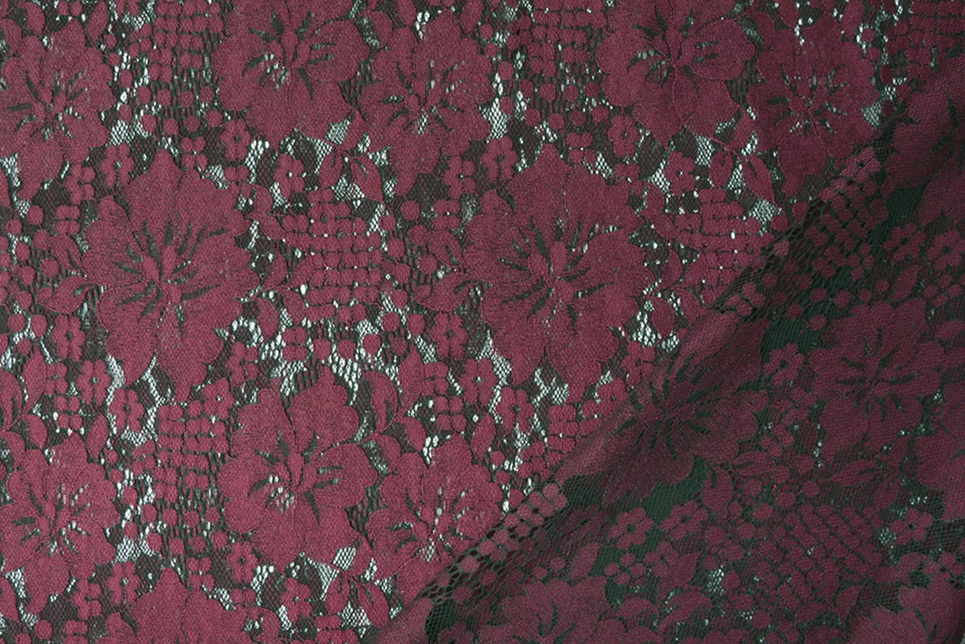 Image de tissu en dentelle à fleurs rouge foncé 110 g/m² – disponible chez Šarlotes audumi