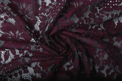 Image de tissu en dentelle à fleurs rouge foncé 110 g/m² – disponible chez Šarlotes audumi