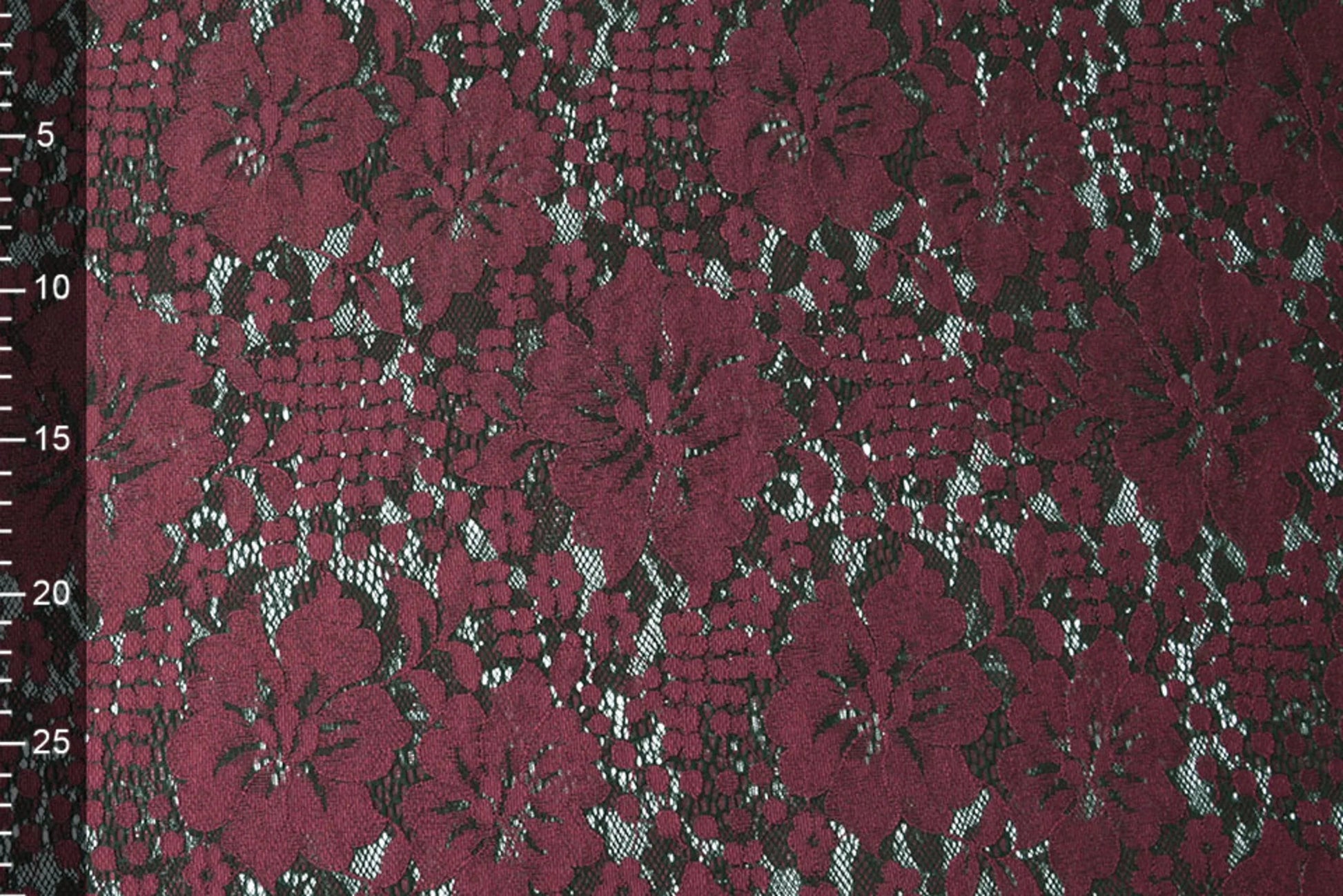 Image de tissu en dentelle - fleurs rouge foncé 110 g/m² – disponible chez Šarlotes audumi