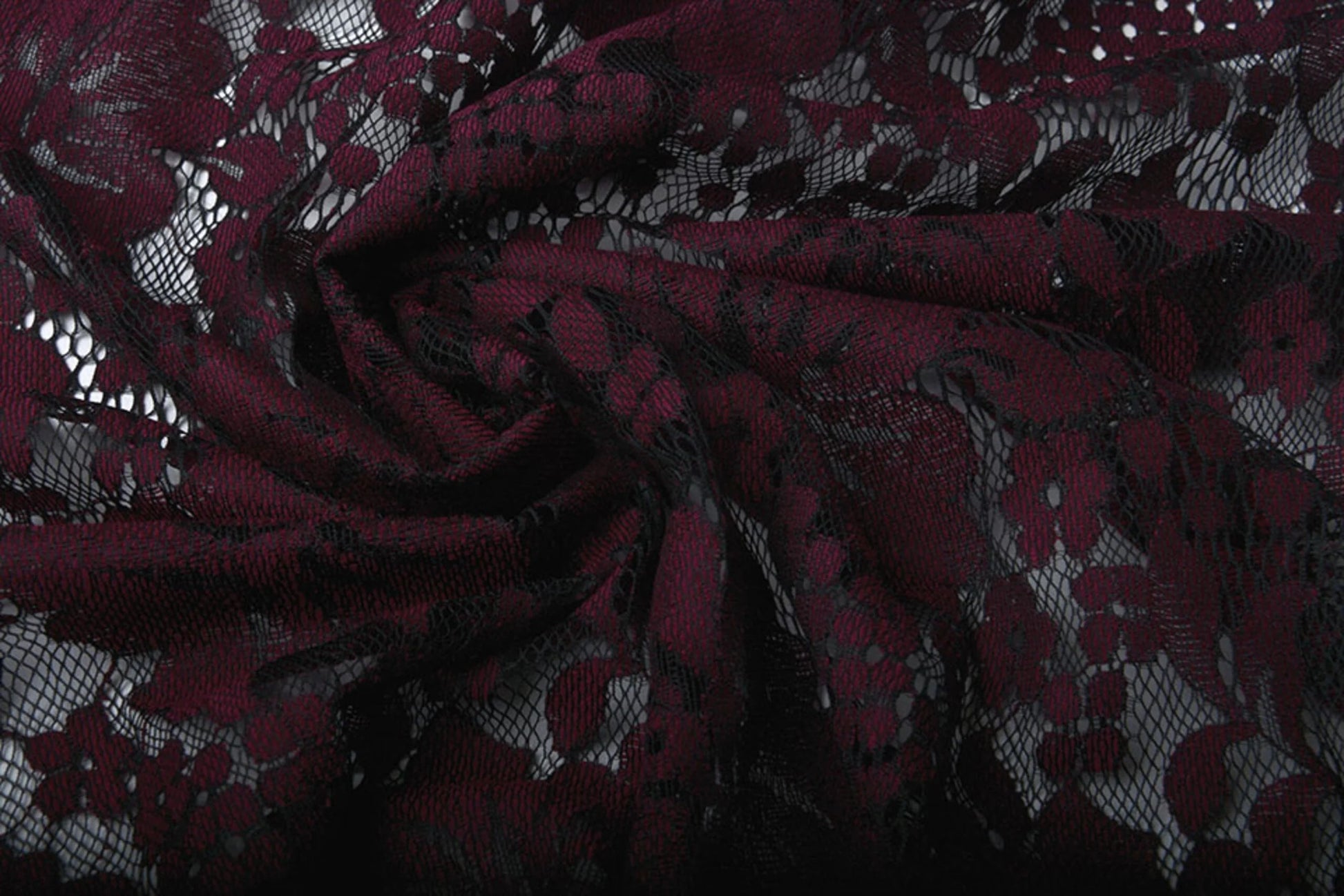 Image de tissu en dentelle - fleurs rouge foncé 110 g/m² – disponible chez Šarlotes audumi