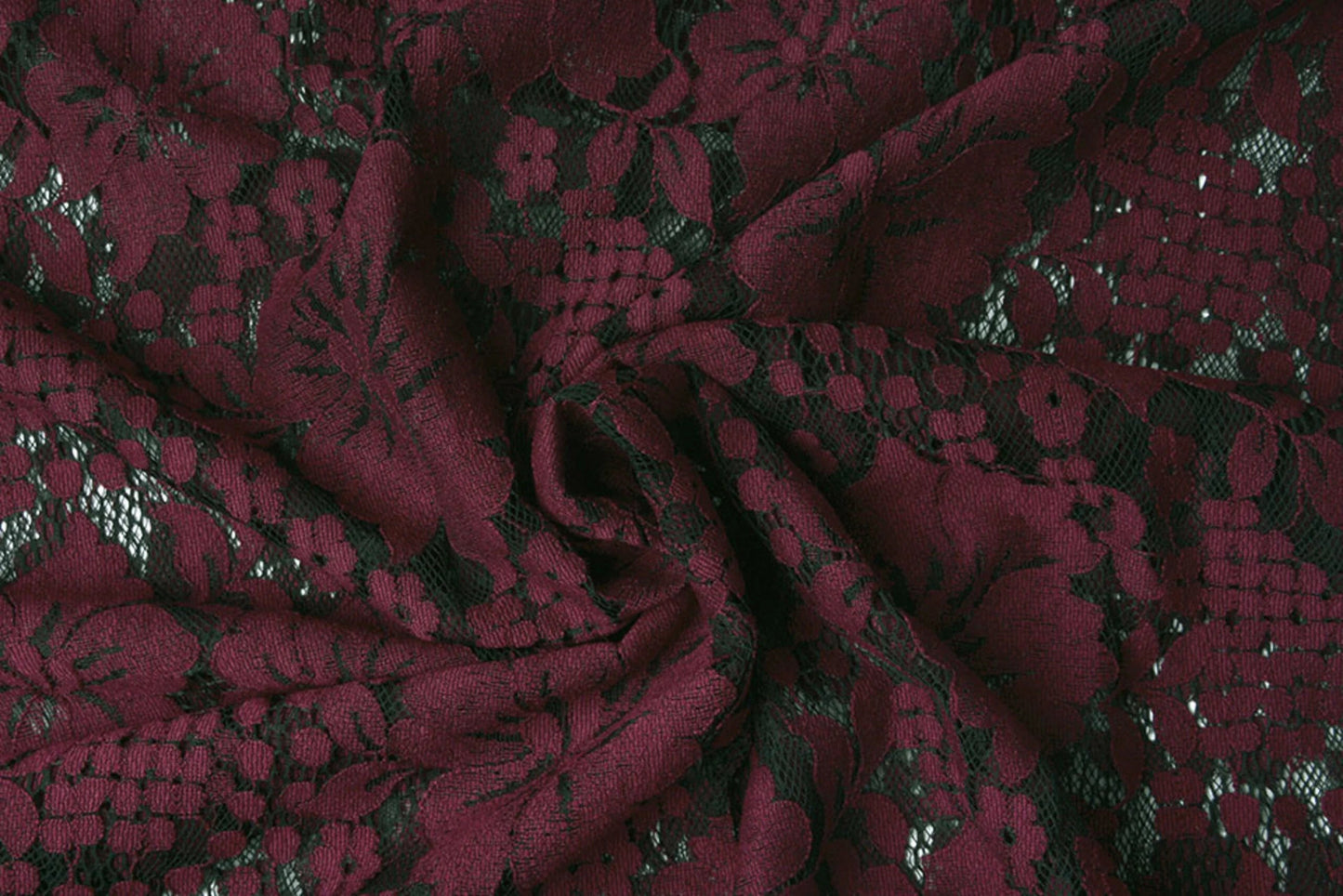 Image du tissu en dentelle à fleurs rouge foncé 110 g/m² – disponible chez Šarlotes audumi