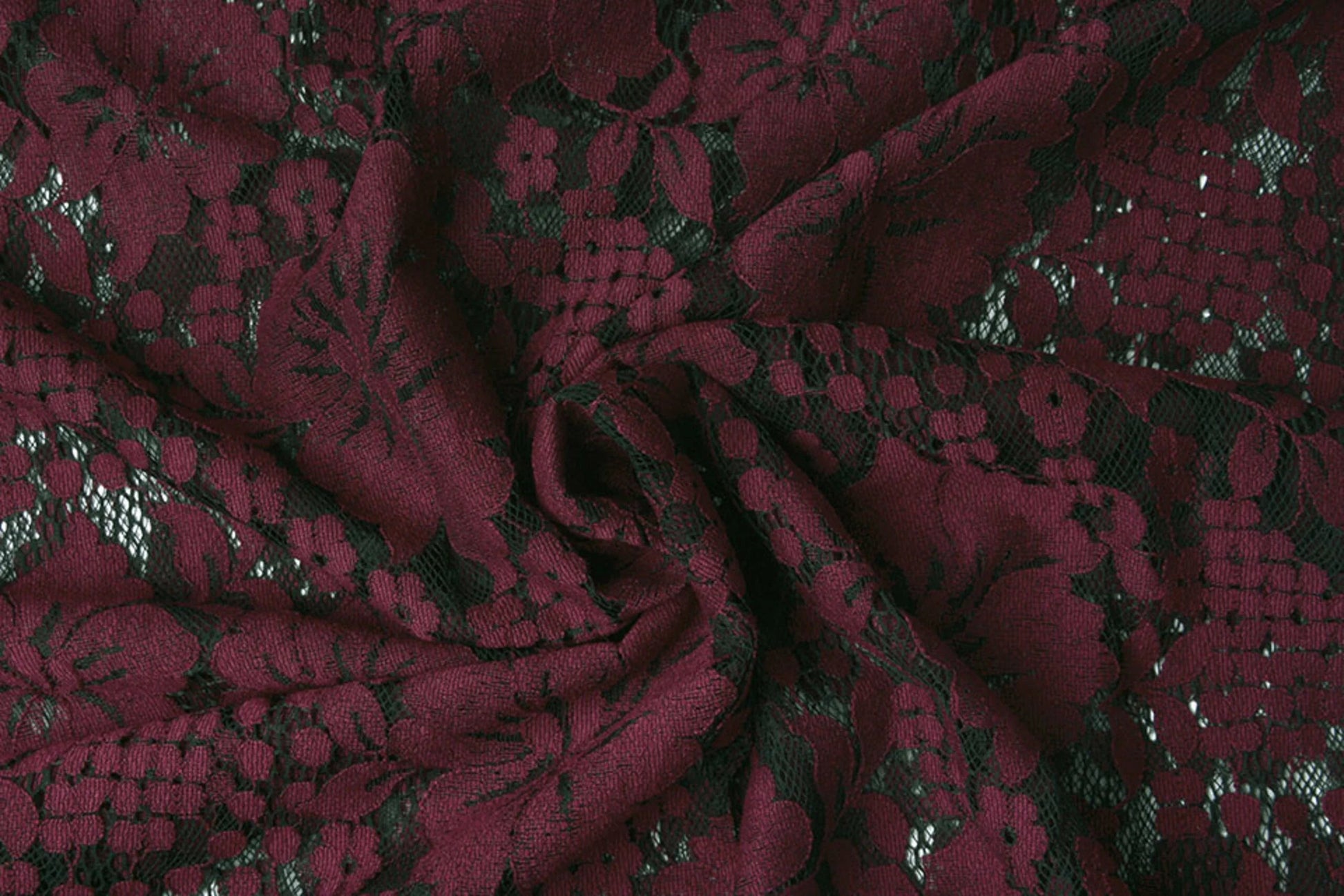Image du tissu en dentelle à fleurs rouge foncé 110 g/m² – disponible chez Šarlotes audumi