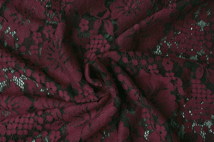 Image du tissu en dentelle à fleurs rouge foncé 110 g/m² – disponible chez Šarlotes audumi