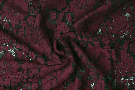 Image du tissu en dentelle à fleurs rouge foncé 110 g/m² – disponible chez Šarlotes audumi