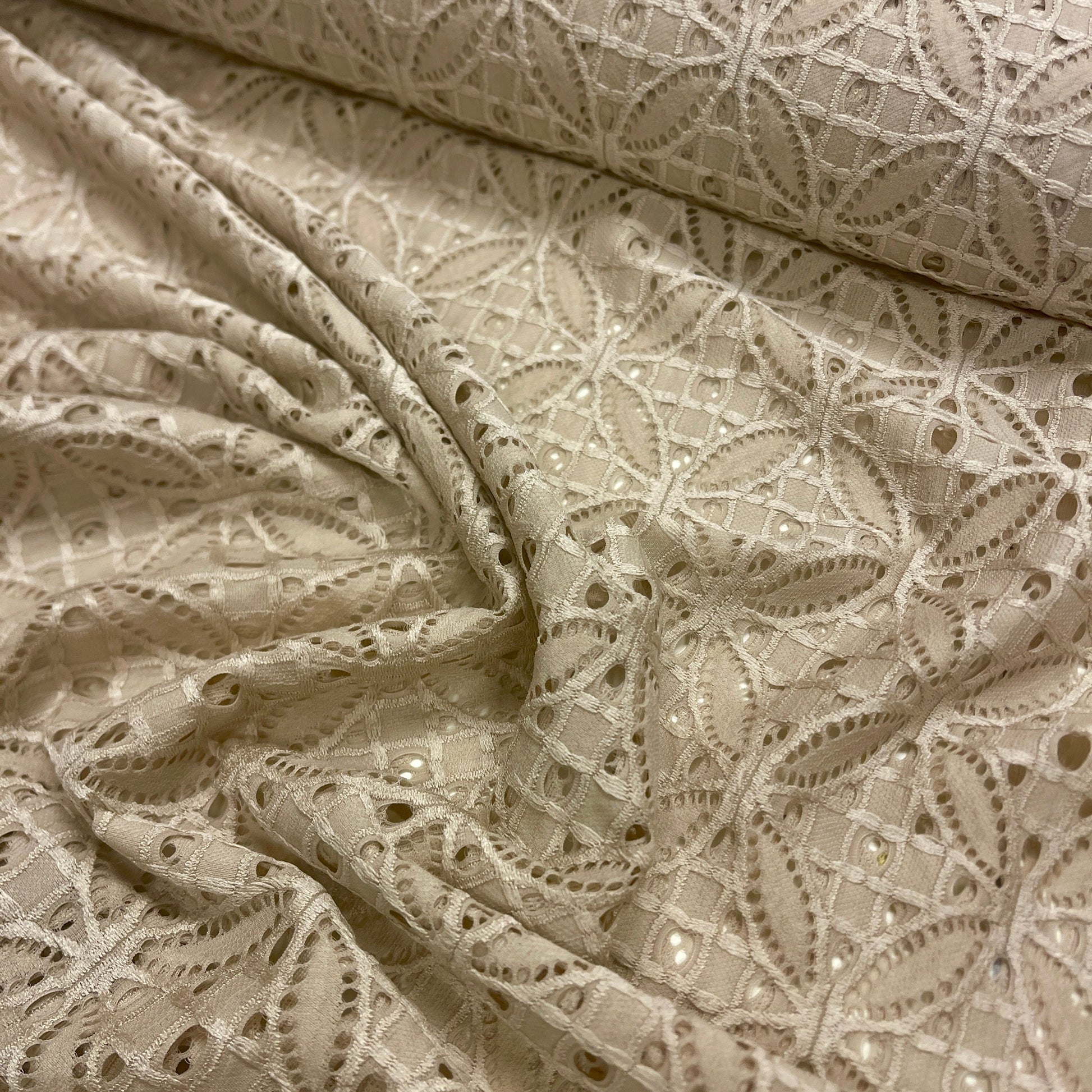 Tissu en dentelle - teinte sable claire 150 g/m²