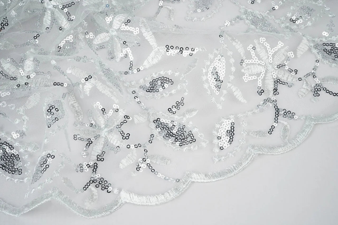 Image avec tissu en dentelle|Tulle brodé à paillettes 160 g/m² - argent – disponible chez Šarlotes audumi