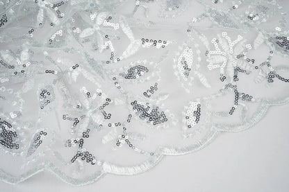 Image avec tissu en dentelle|Tulle brodé à paillettes 160 g/m² - argent – disponible chez Šarlotes audumi