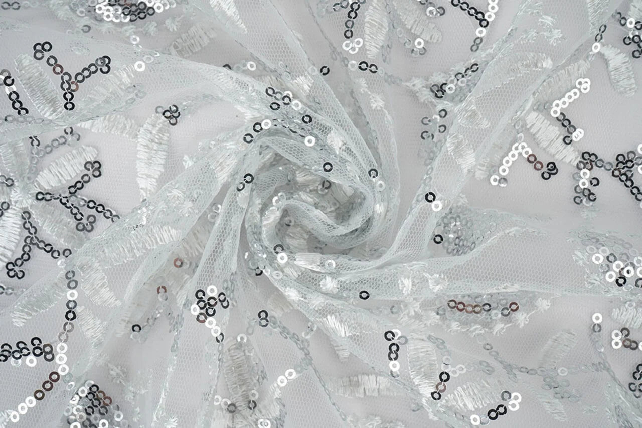 Image avec tissu en dentelle|Tulle brodé de paillettes 160 g/m² - argenté – disponible chez Šarlotes audumi