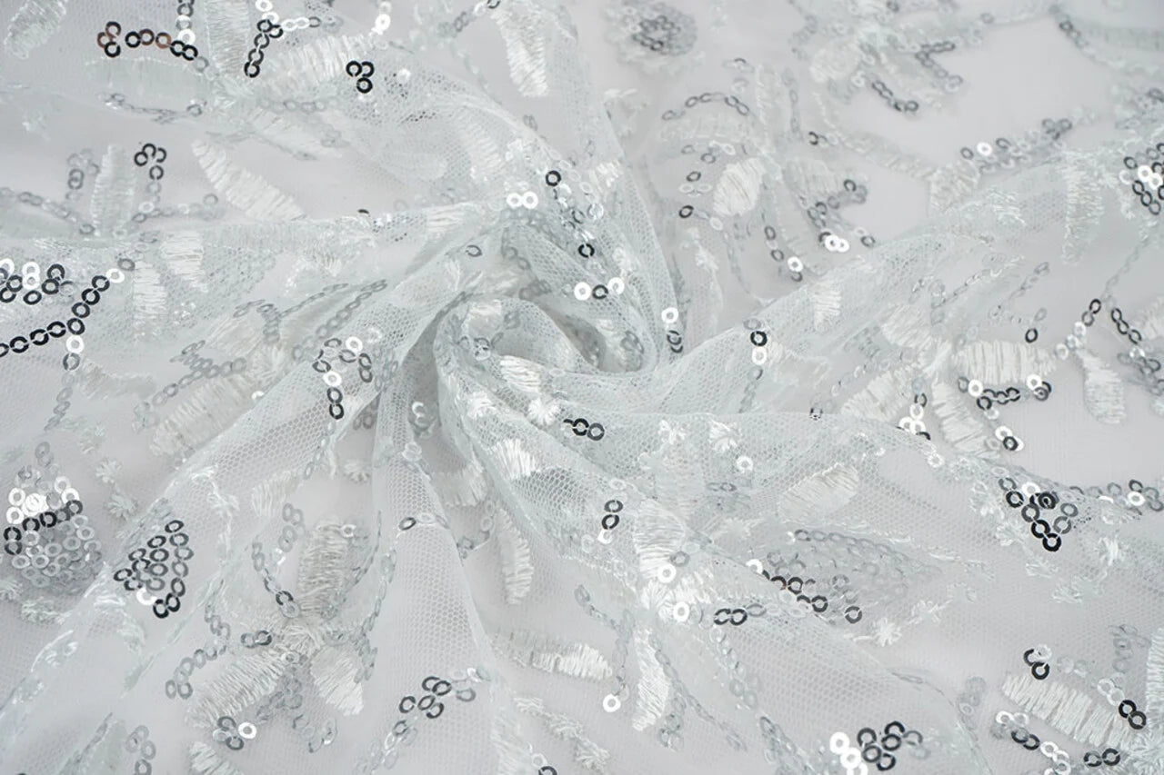 Image en tissu dentelle|Tulle brodé de sequins 160 g/m² - argent – disponible chez Šarlotes audumi