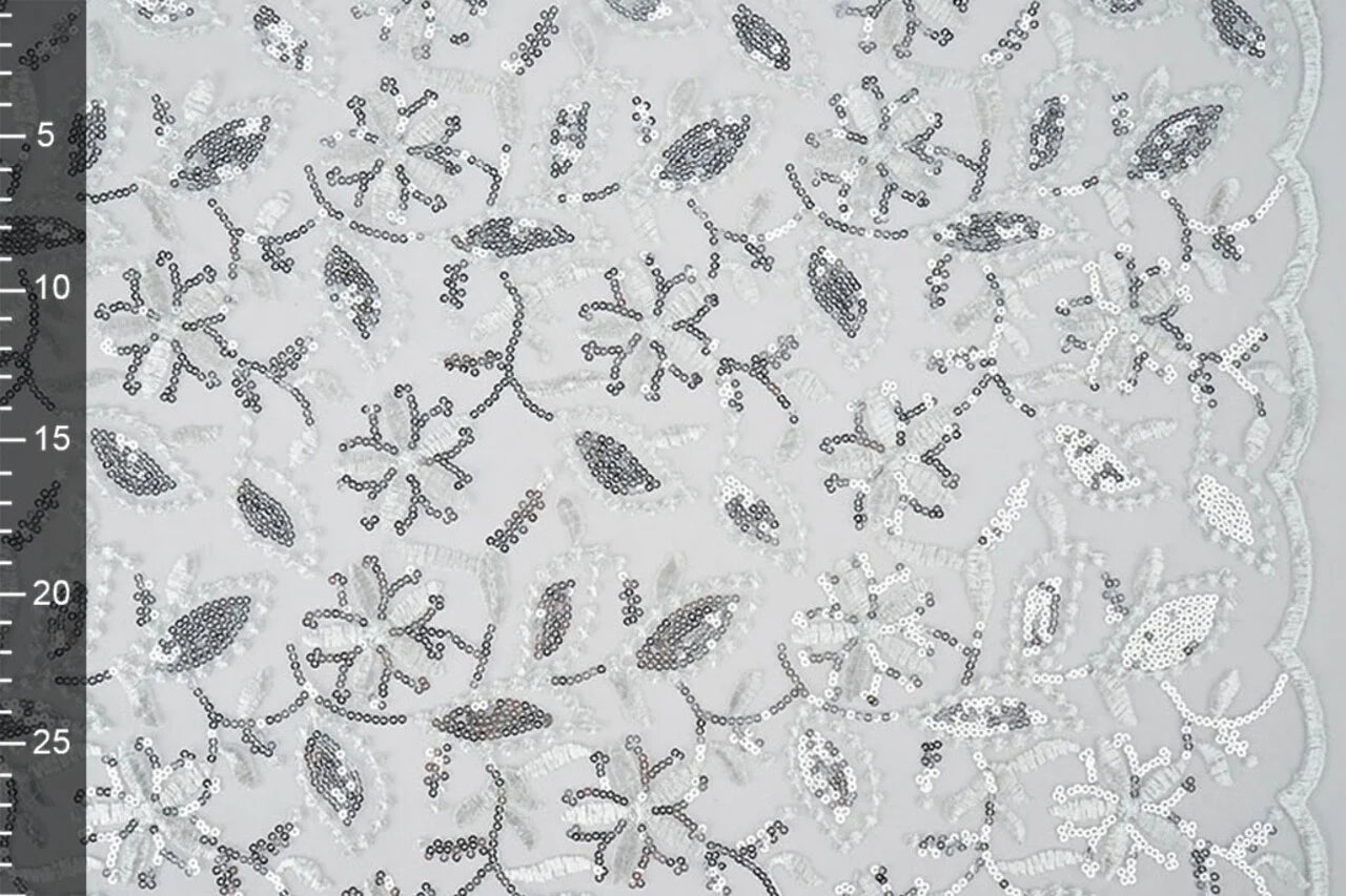 Image de tissu en dentelle|tulle brodé à paillettes 160 g/m² - argent – disponible chez Šarlotes audumi