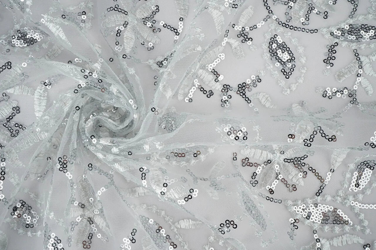 Image avec tissu en dentelle | tulle brodé de sequins 160 g/m² - argenté – disponible chez Šarlotes audumi