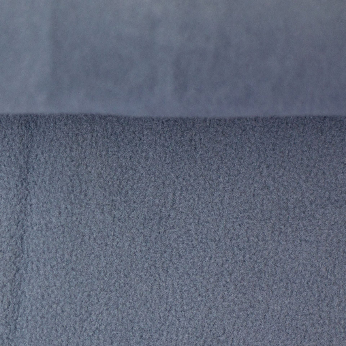 Image de microfleece – tissu polaire doux pour vêtements bleu-gris – disponible en ligne chez Šarlotes audumi