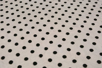 Tissu tulle doux à pois en relief noirs – disponible en ligne chez Šarlotes audumi
