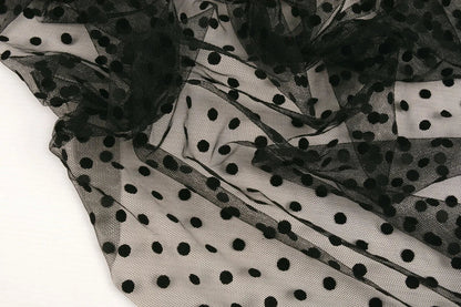 Image de tulle doux à pois en velours noir – disponible en ligne chez Šarlotes audumi