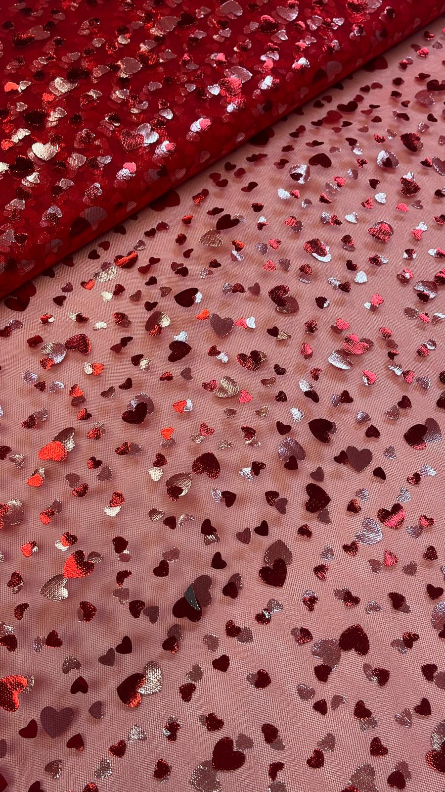 Image de tulle doux à cœurs rouges – disponible en ligne chez Šarlotes audumi