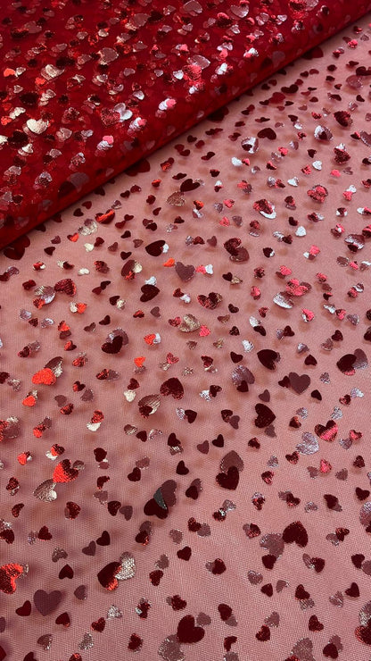 Image de tulle doux à cœurs rouges – disponible en ligne chez Šarlotes audumi
