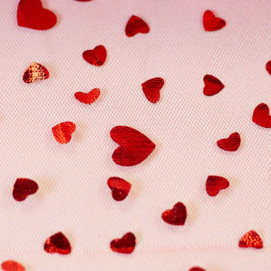 Image de tulle doux à cœurs rouges – disponible en ligne chez Tissus Charlotte