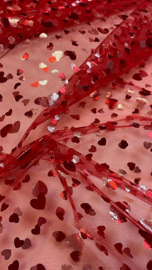 Image de tulle doux à cœurs rouges – disponible en ligne chez Šarlotes audumi
