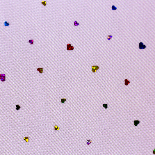 Image d’un tulle doux avec des cœurs sur fond lilas 40 g/m² – disponible chez Šarlotes audumi