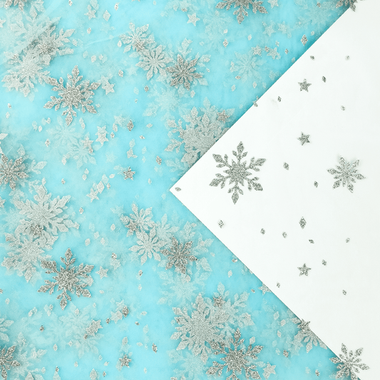 Tulle doux avec flocons de neige argentés - ton aqua 30 g/m² – disponible chez Šarlotes audumi