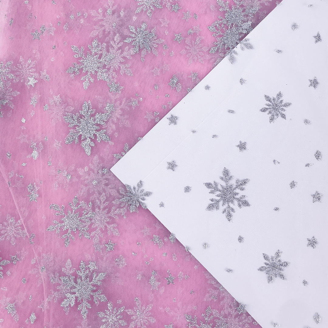 Image avec tulle doux à flocons de neige argentés - rose 30 g/m² – disponible chez Šarlotes audumi