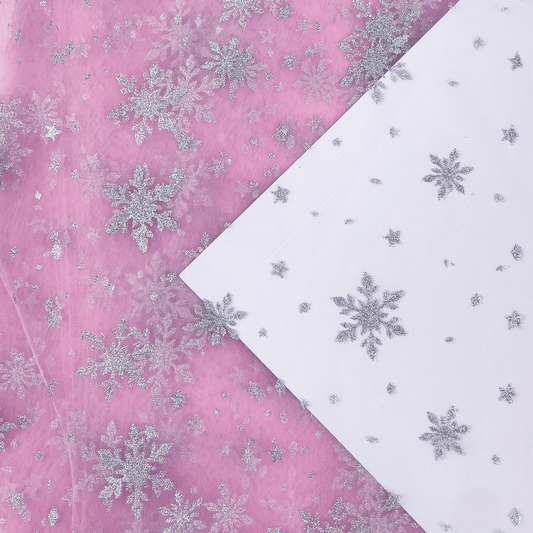 Image avec tulle doux à flocons de neige argentés - rose 30 g/m² – disponible chez Šarlotes audumi