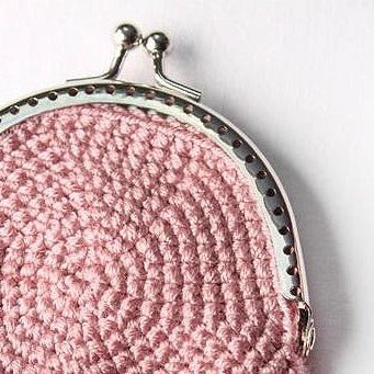 Image d’un mini cadre en métal à coudre pour porte-monnaie, 5,5 × 8 cm - ton laiton vintage – disponible chez Charlotte Tissus