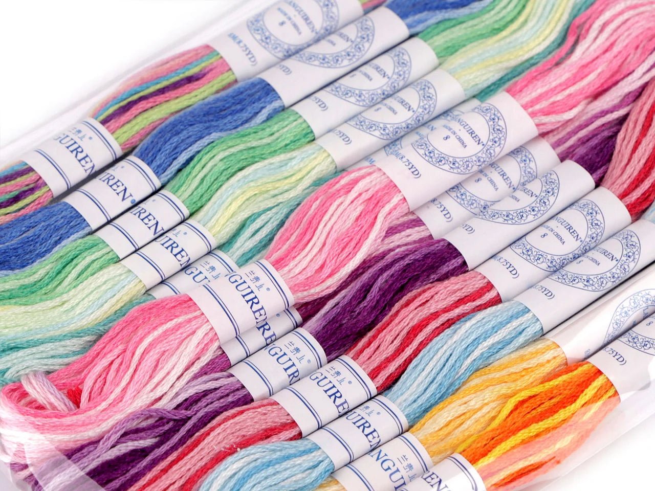Image du lot de fils Mouliné multicolore, 12 pièces – disponible chez Šarlotes audumi