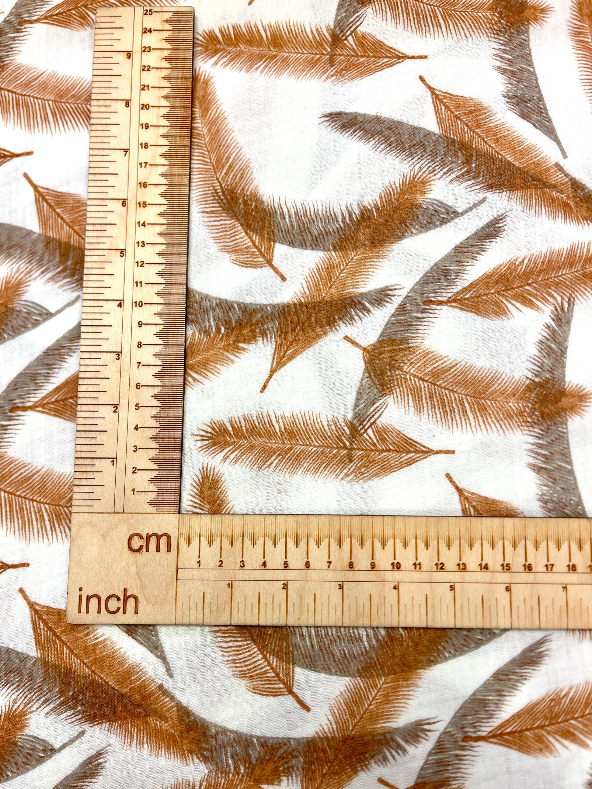 Image de mousseline - plumes orange et grises 140 g/m² – disponible chez Šarlotes audumi