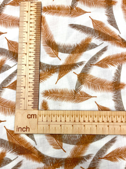 Image de mousseline - plumes orange et grises 140 g/m² – disponible chez Šarlotes audumi