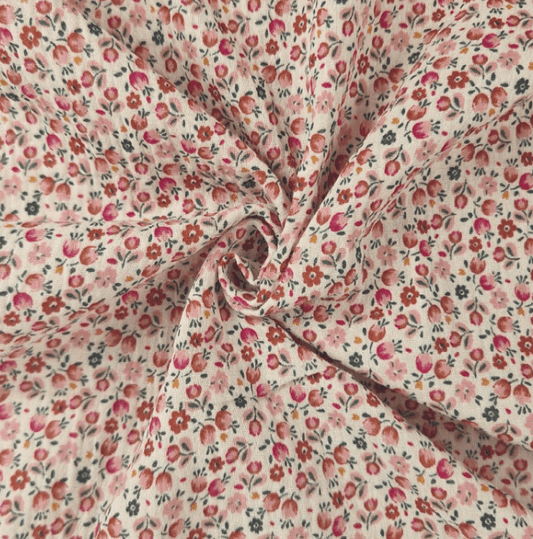 Image avec muslin « Fleurs délicates des prés » — disponible en ligne chez Šarlotes audumi