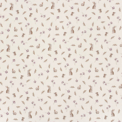 Attēls ar Muslīns - zaķi un ziedi uz piena balta 130 g/m² – pieejams Šarlotes audumi