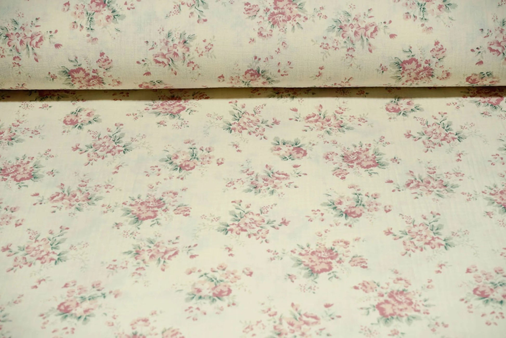 Mousseline à fleurs sur fond blanc laiteux 140 g/m²