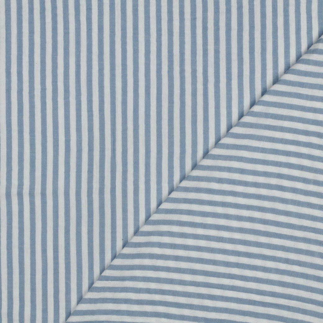 Muslin à rayures bleues 120 g/m² – disponible chez Šarlotes audumi