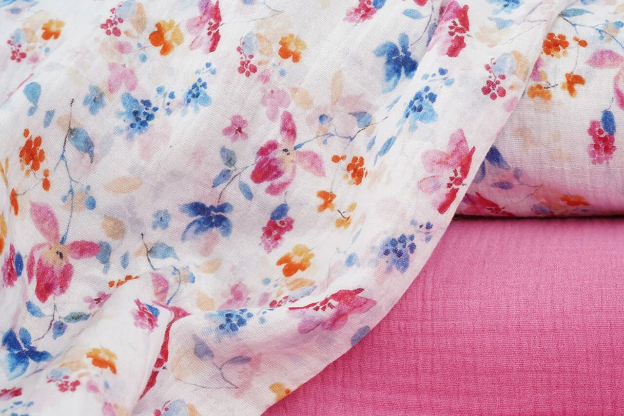 Bild mit muslinblauen und rosa Blumen – online bei Šarlotes audumi erhältlich