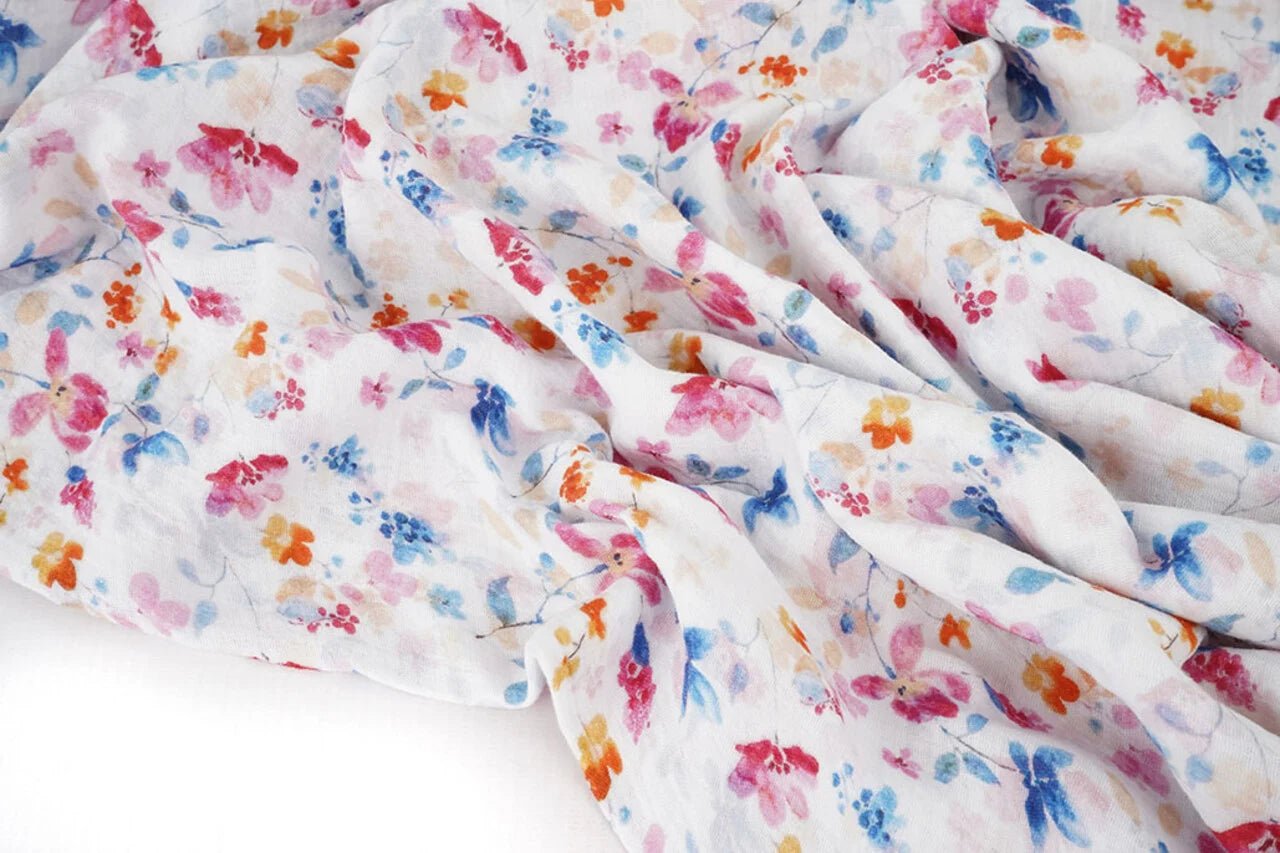 Bild mit Musselin in Blau und rosa Blumen – online erhältlich bei Šarlotes audumi