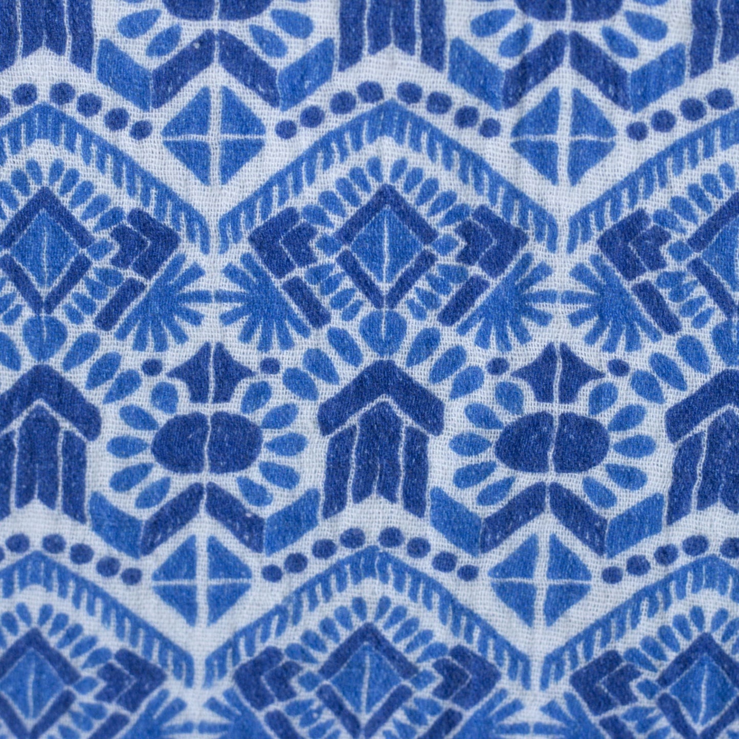 Image with Muslin - blue geometric pattern 130 g/m² – available at Charlotte's Fabrics