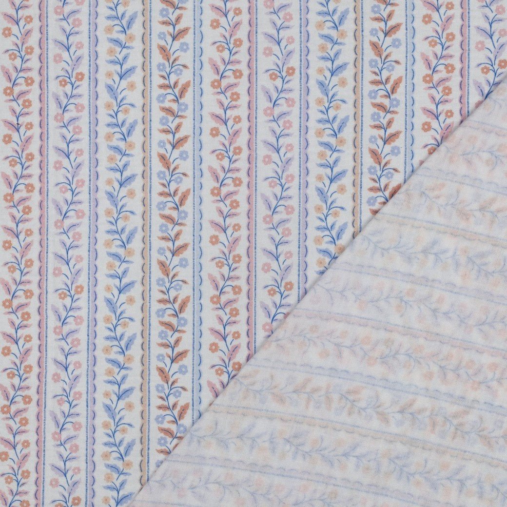 Image de mousseline à motif de lignes bleues sur feuilles, 120 g/m² – disponible chez Šarlotes audumi