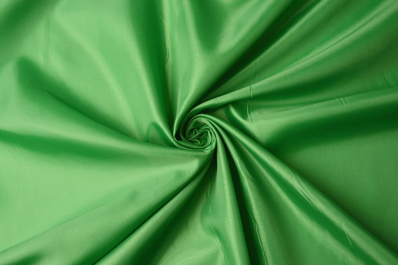 Photo du tissu Odere - vert pomme 55 g/m² – disponible chez Šarlotes audumi