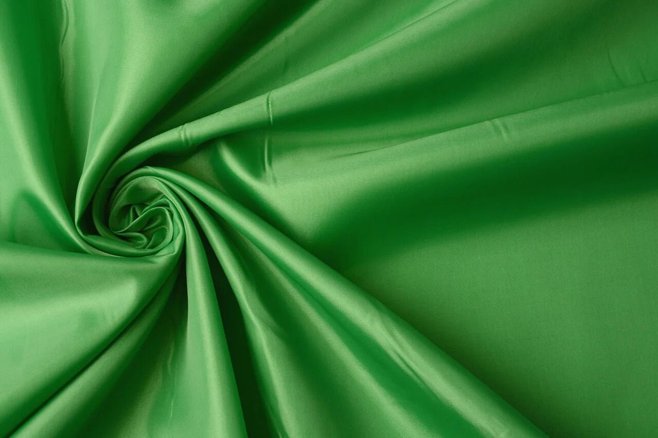 Image du tissu de doublure - vert pomme 55 g/m² – disponible chez Šarlotes audumi