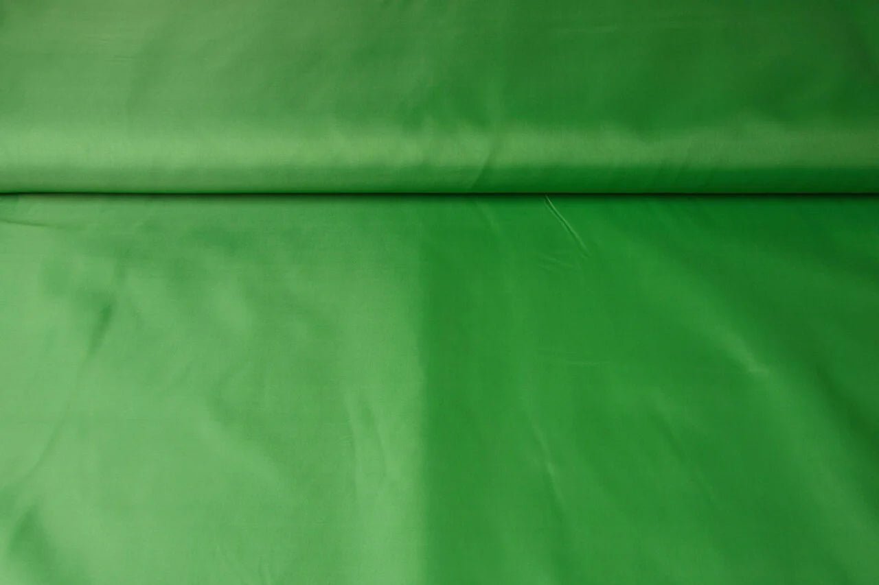 Image du tissu de doublure vert pomme 55 g/m² – disponible chez Šarlotes audumi