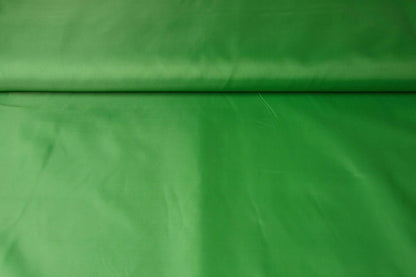 Image du tissu de doublure vert pomme 55 g/m² – disponible chez Šarlotes audumi
