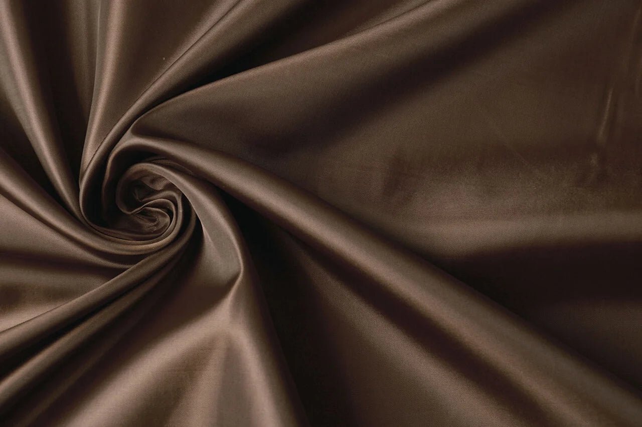 Image du tissu de doublure marron 55 g/m² – disponible chez Šarlotes audumi