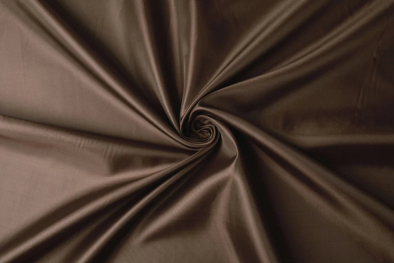 Image de tissu de doublure marron 55 g/m² – disponible chez Šarlotes audumi