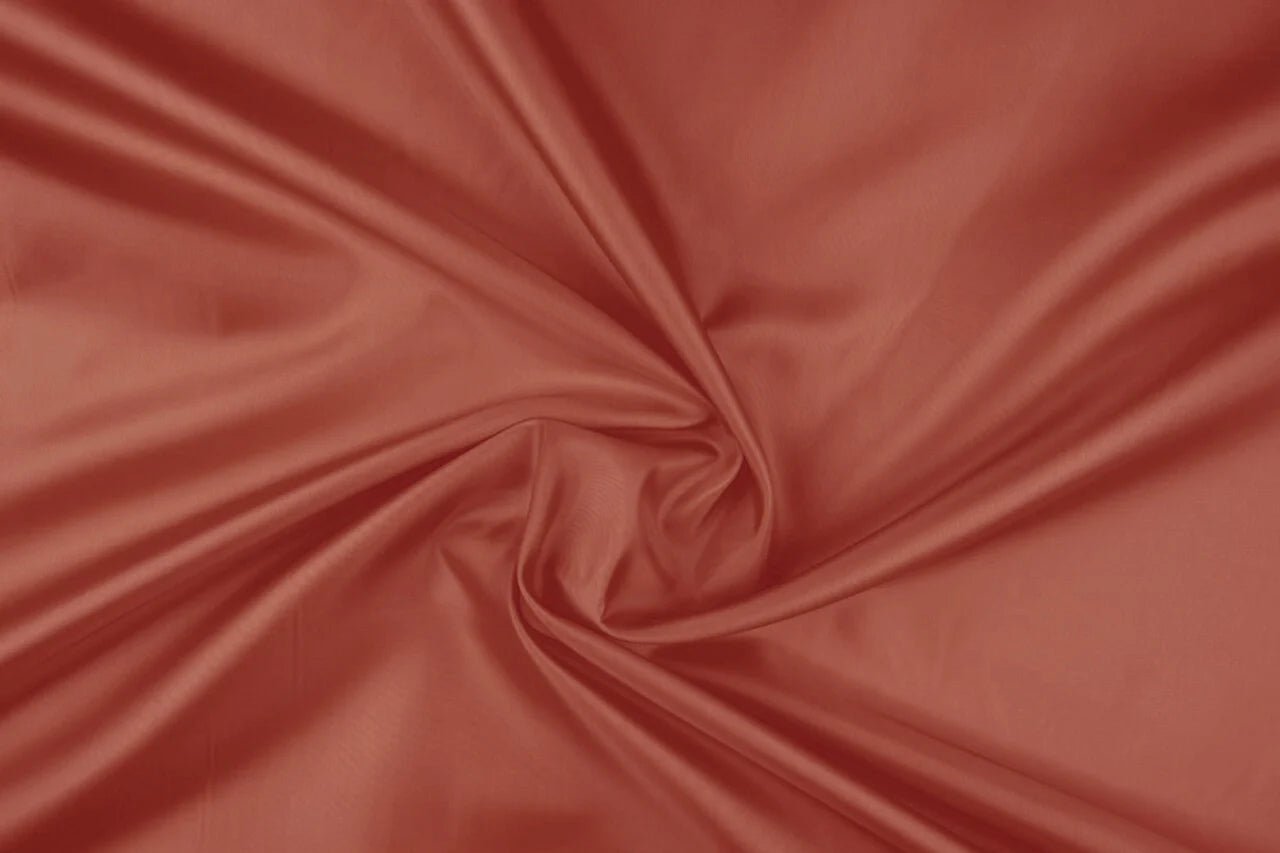 Image avec tissu de doublure rouge brique 55 g/m² – disponible chez Šarlotes audumi